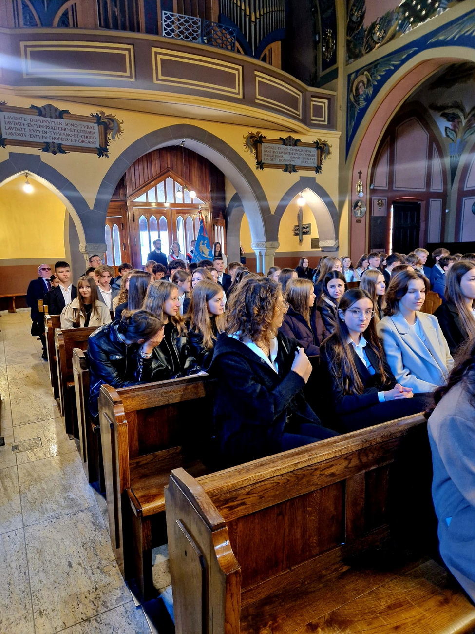 Zdjęcie Ślubowanie kl 1 2025 (1)63abfeec-213e-4861-adb5-6fd00fcbb630.jpg w galerii Ślubowanie klas pierwszych (6.10.2025)